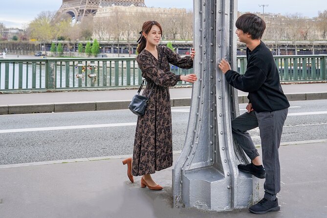 Photo Session in Paris - Photographer at the Eiffel Tower - The photo delivery timeline: originals fast, retouched after you choose