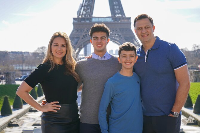 Photo Session in Paris - Photographer at the Eiffel Tower - Stop 1 at Place du Trocadéro: the classic Eiffel setup