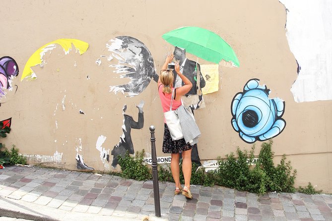 Photograph with a pro Paris off the beaten path! - Street art and cobblestones in Menilmontant