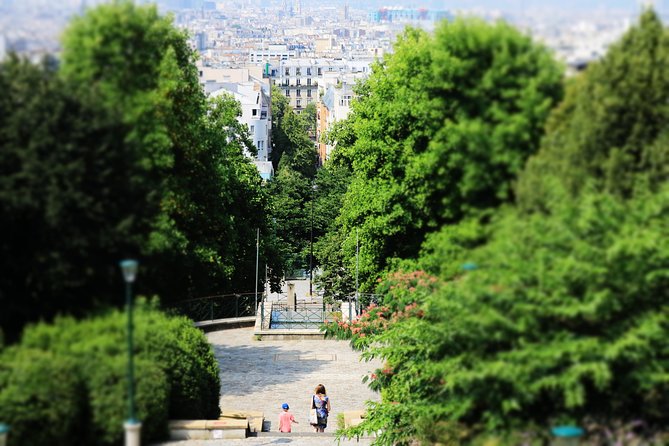 Photograph with a pro Paris off the beaten path! - Back in a typical apartment: print a favorite photo into a postcard