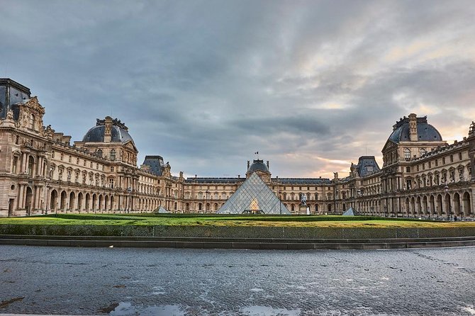 Private 3-hour tour in Louvre Museum with official tour guide - Meeting at the Louvre and using your mobile ticket