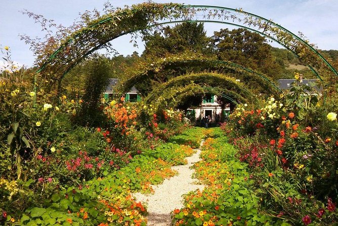 Private 5-hour Round Transfer to Giverny, Claude Monet museum from Paris - The Comfort Detail That Changes Everything: AC, Wi-Fi, and a Pro Driver
