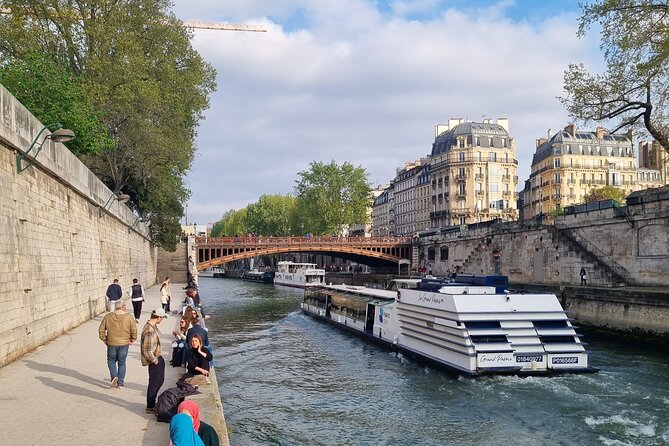 Private and authentic tour of the Latin Quarter (Paris) - Quais de la Seine: a quiet stretch, views, and book-seller browsing