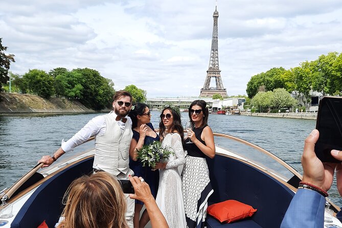 Private cruise in Paris - Where You Board: Port du Louvre and a Simple End Point