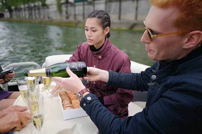 Private cruise with Paris water way - Pont des Arts and the love padlocks that disappeared