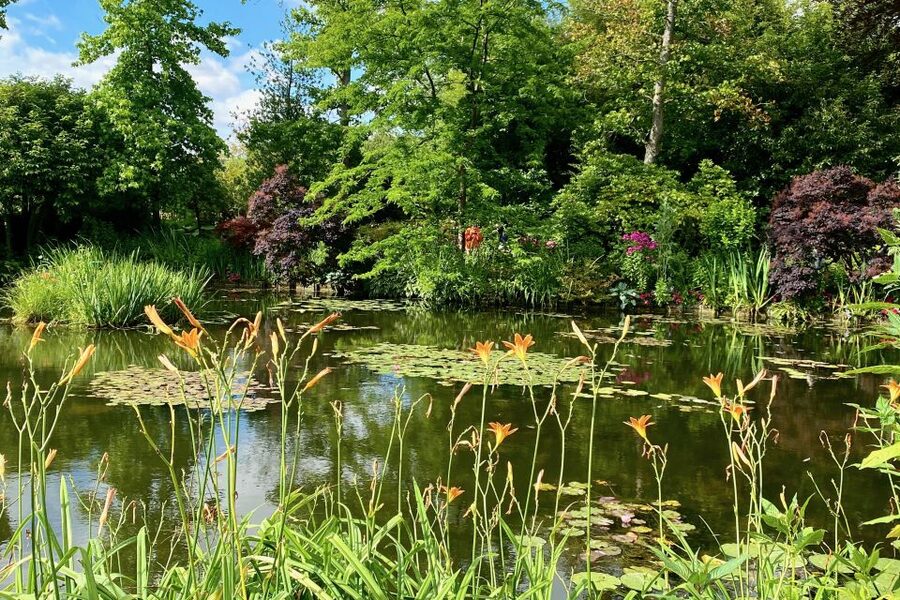 Private Giverny Monet’s House & Gardens Trip from Paris - Mercedes pickup and real-world pacing