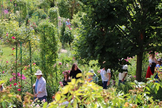 Private Giverny & Versailles Day Trip with Lunch & Hotel Transfers from Paris - Crowds and comfort: how to make it feel better