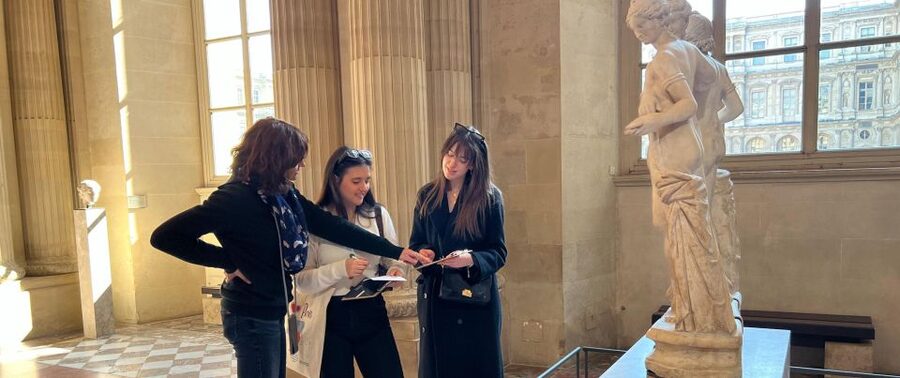Private Louvre Tour for Teenagers - Guide style makes the difference: Claudia and Sebastian examples
