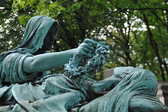 Private Père Lachaise Cemetery Walking Tour - Why Père Lachaise is better with a guide than on autopilot
