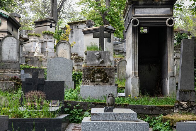 Private Père Lachaise Cemetery Walking Tour - How the guide keeps a massive cemetery feeling manageable