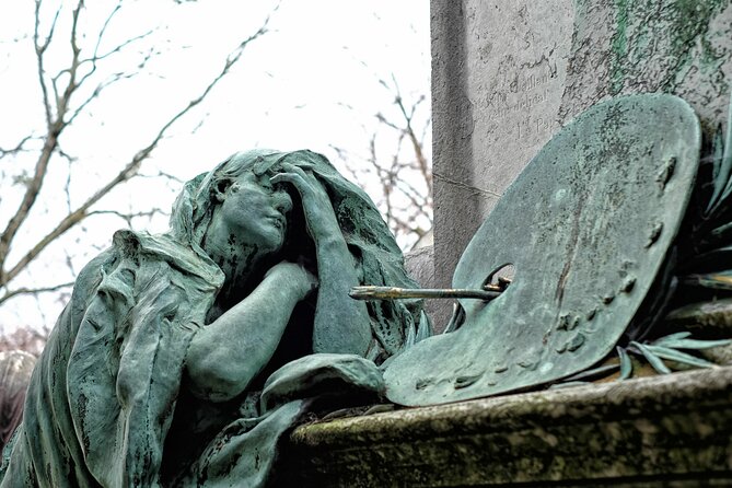 Private Père Lachaise Cemetery Walking Tour - Price and value: what $42.85 buys you in real time