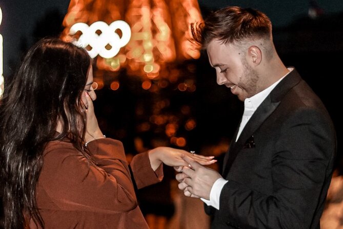 Private photo session with a professional in Paris - Your Paris portraits: singles, couples, groups, and mother-daughter sessions