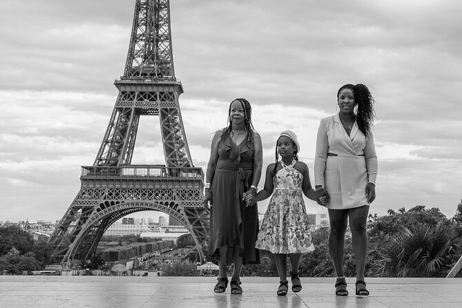 Private Photoshoot with the Iconic Eiffel Tower in Paris - Your photographer, bilingual French-English and spot selection