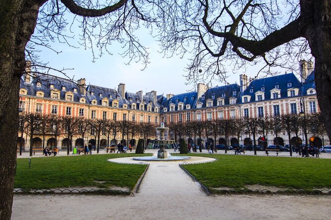 Private Tour in Italian of Paris: Centre, Montmartre, Louvre - Notre-Dame and Gothic Architecture Without the Overload
