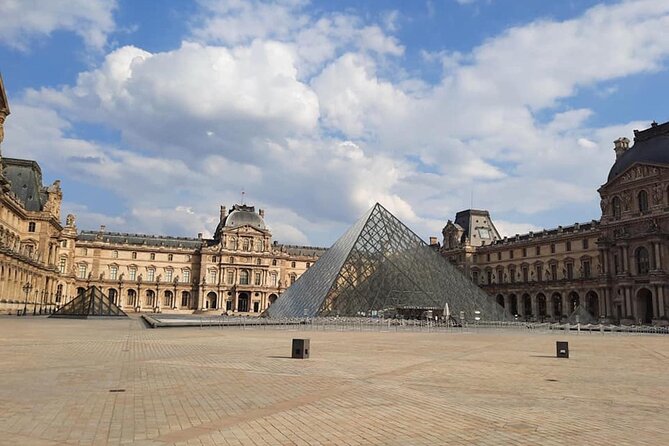Private Tour in Italian of Paris: Centre, Montmartre, Louvre - Conciergerie and Sainte-Chapelle, Two Stops That Change the Mood