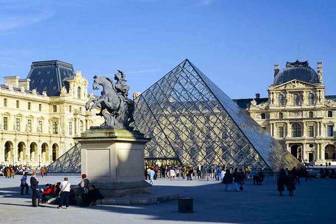 Private Tour in Italian of Paris: Centre, Montmartre, Louvre - Montmartre for Romance, and Père-Lachaise for Meaning
