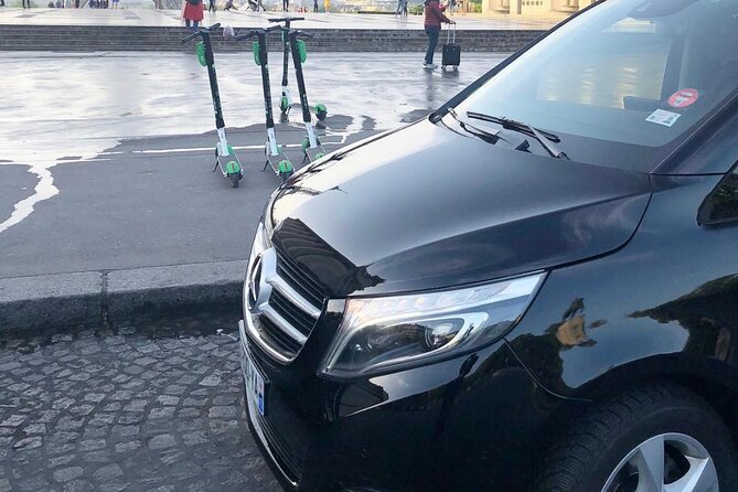 Private Transfer from the City of Paris To Roissy CDG Airport - Communication, car condition, and help with luggage