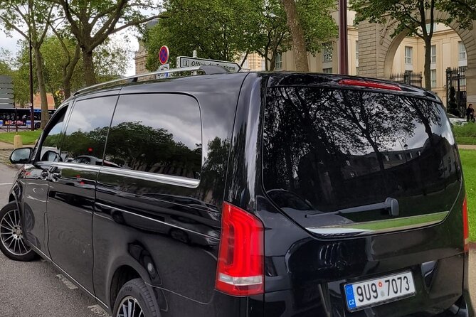 Private Transfer Paris from and to Airport (CDG, Orly, Beauvais) - Letting the driver handle traffic in Paris traffic