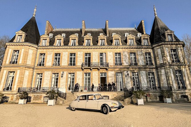 Private Vintage Car Tour of Paris in a Citroën DS - 2H - Opéra Area and Montmartre Village Time, Two Different Paris Personalities