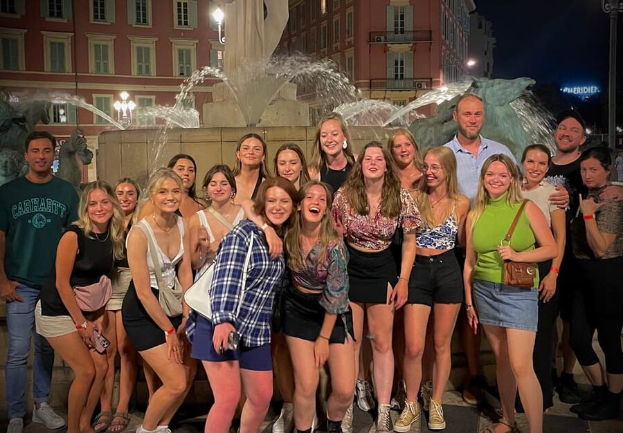 Pub Crawl Paris: Drink, Laugh, Meet the World - Should You Book Pub Crawl Paris?