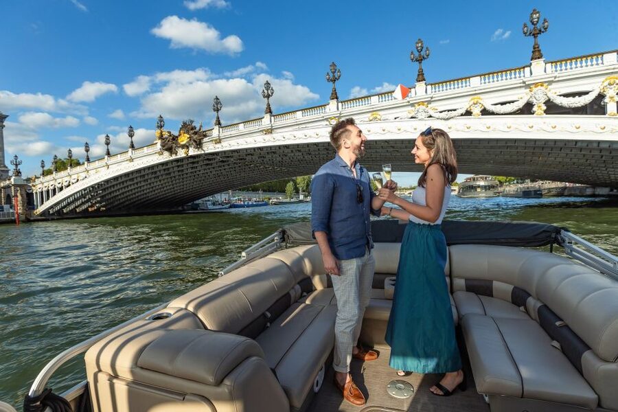 Romantic photo shooting on a private boat in Paris - Key moments that make this Seine cruise special