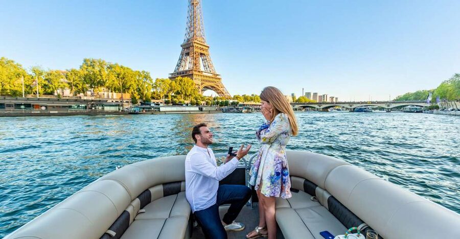 Romantic photo shooting on a private boat in Paris - Why a private Seine photo shoot beats wandering with strangers