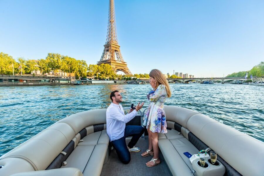 Romantic photo shooting on a private boat in Paris - Pont Alexandre III views that feel made for photos