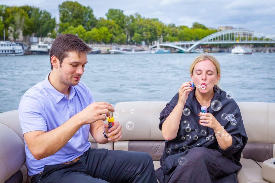 Romantic photo shooting on a private boat in Paris - Price and value: what $1,167 per group up to 6 really means