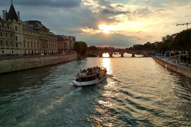 Seine River Cruise & French Crepe Tasting by the Eiffel Tower - How the crepe experience can vary by timing