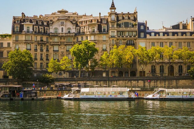 Seine River Cruise with Commentary 1 Hour - Audio commentary in multiple languages: helpful, but not always easy