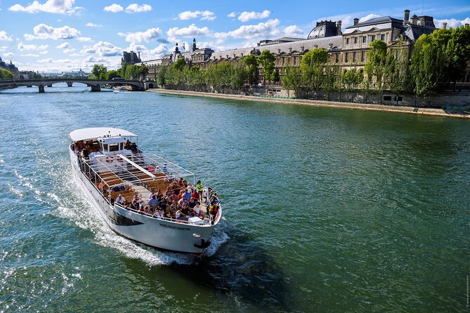 Seine River Guided Cruise by Vedettes de Paris - Pont Saint-Michel to Île de la Cité: the medieval center comes into focus