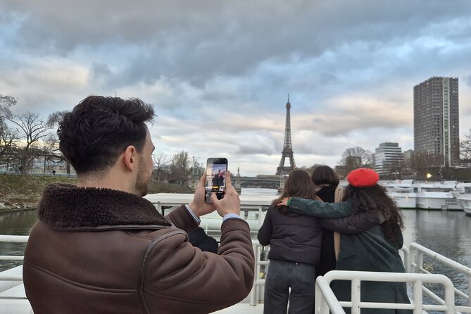 Seine River Sightseeing Guided Cruise by Vedettes du Pont Neuf - Day vs Night: Picking the Right Cruise for the Eiffel Sparkle