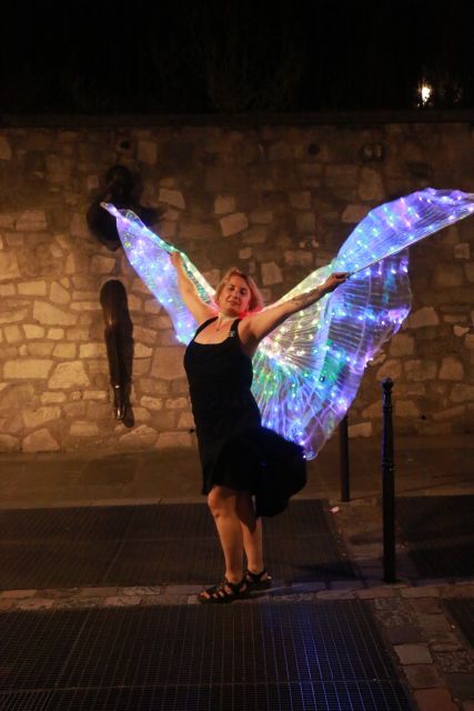 Singing Montmartre by night with a Diva - Why Montmartre sounds different after dark