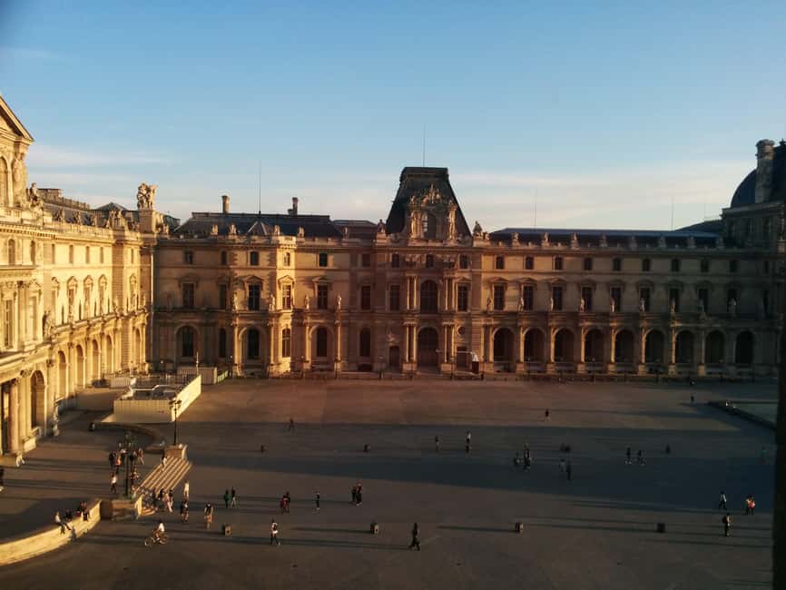 Skip-the-Line Louvre Museum Tour with Artist - The 2-hour highlights route: Mona Lisa, Venus de Milo, Nike
