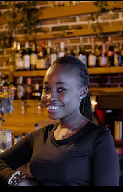 Solo travelers Meetup:A cultural stroll,Drinks & socializing - Victoria Patrick’s Hosting Style and the Group Dynamic