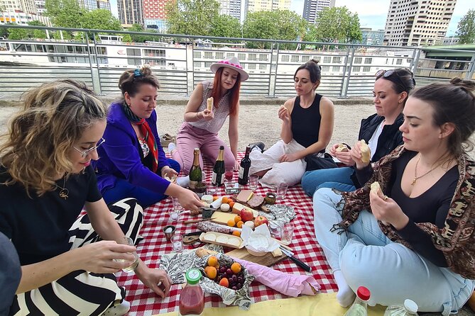 Sunset Picnic with View of Eiffel Tower and Live Music - L’Ile Aux Cygnes: A Scenic Pause on the Seine