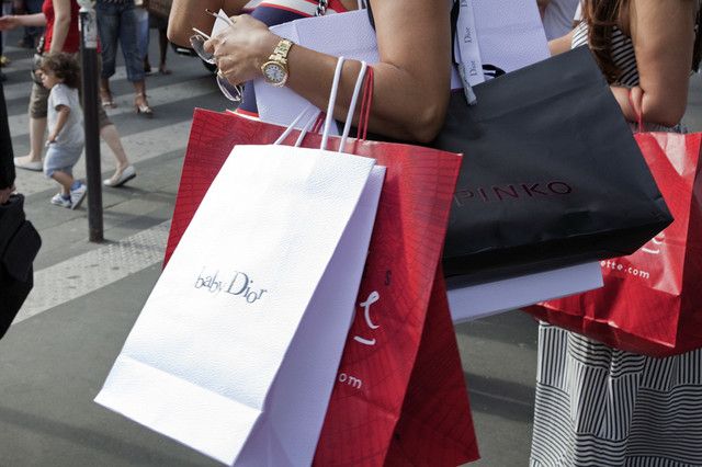 Teen Shopping Tour of Paris, 2.30 hour Walking Tour - “Teen leisurewear” and budget-smart Paris style