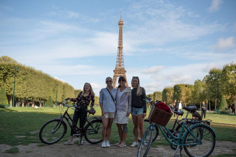 The Best of Paris: Small Group Bike Tour like a Local - Photos, comfort, and why the “liquid sightseeing” format works