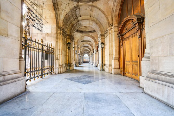 The Da Vinci Code in Paris: Follow the Trail with a Local - A 90-Minute Story Walk That Moves Like a Chapter