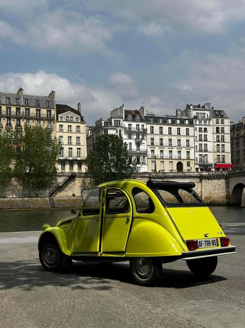 The Paris "Rive Gauche" tour in a vintage Citroën 2CV - Place des Victoires and the first minutes that set the tone