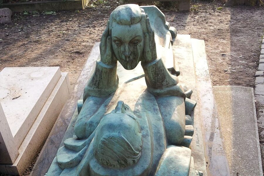 The Père Lachaise Cemetery: Guided 2-Hour Small-Group Tour - A walking route built around art, not just names