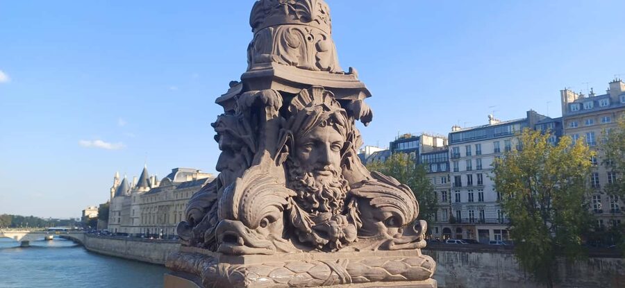 The Treasure of Saint-Louis : Île de la Cité & Saint-Louis - Starting at Square Barye, and Why Orientation Matters