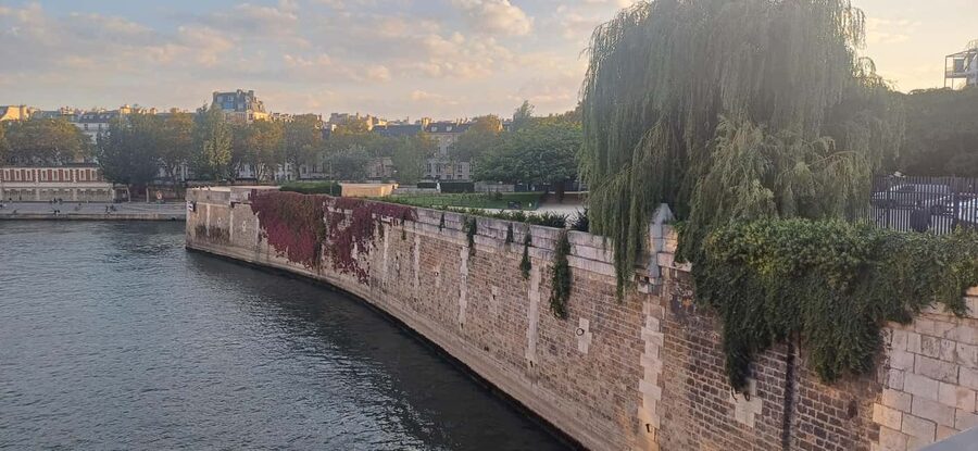 The Treasure of Saint-Louis : Île de la Cité & Saint-Louis - Île de la Cité and Notre-Dame Area: The Big Landmarks, but Still a Game
