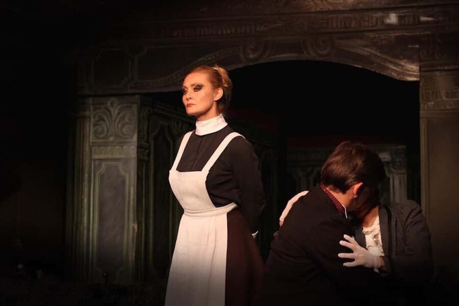 Theatre in Paris: The Bald Soprano (La cantatrice chauve) - Your show game plan: arrive early, get seated, then switch off the day
