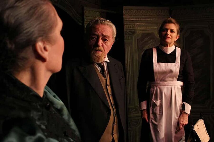 Theatre in Paris: The Bald Soprano (La cantatrice chauve) - The plot, decoded: Smiths, Martins, and the clock striking 5