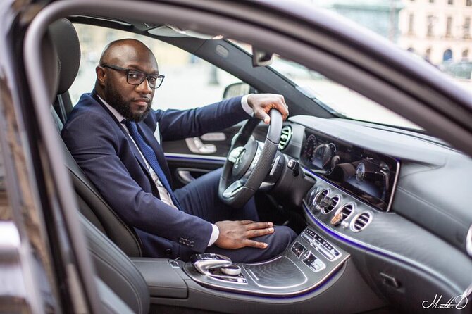 Transfer from Orly/CDG/LBG Airport to Paris (E-Class 2pax) - Where the driver finds you, and why the sign matters