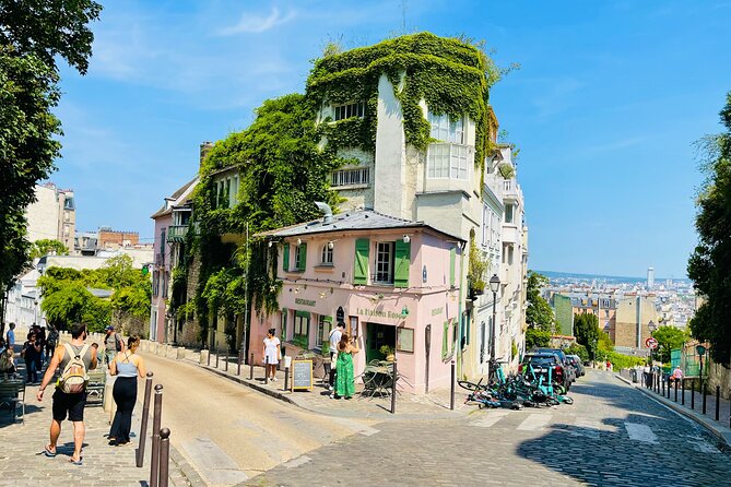 Unique Montmartre photo tour with VOGUE photographer - Should you book this Vogue photographer Montmartre tour?