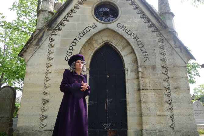 Unusual 2-hour guided tour of the Père Lachaise cemetery - Meet the Great Sibyl of the Revolution, in character