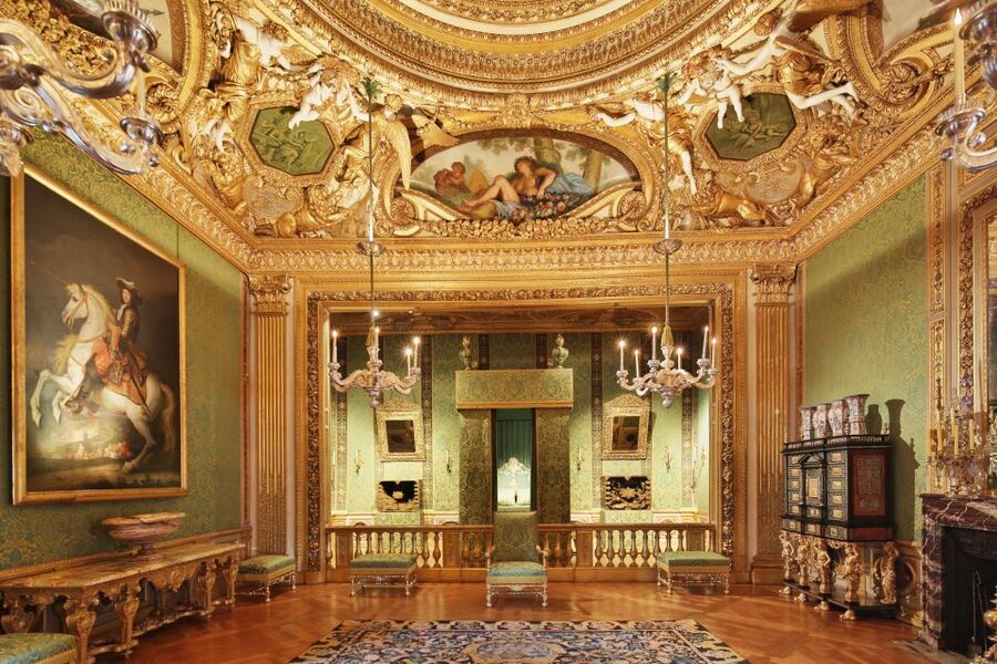 Vaux le Vicomte Chateau Entry Ticket and Chateaubus Transfer - Inside the Chateau With a 3D Sound Audio Guide