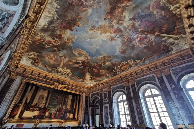 Versailles and Chartres Private Day Tour from Paris - Chartres town center: use the guided time to understand the city
